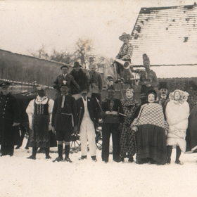 Dobová fotografie maškarního průvodu

