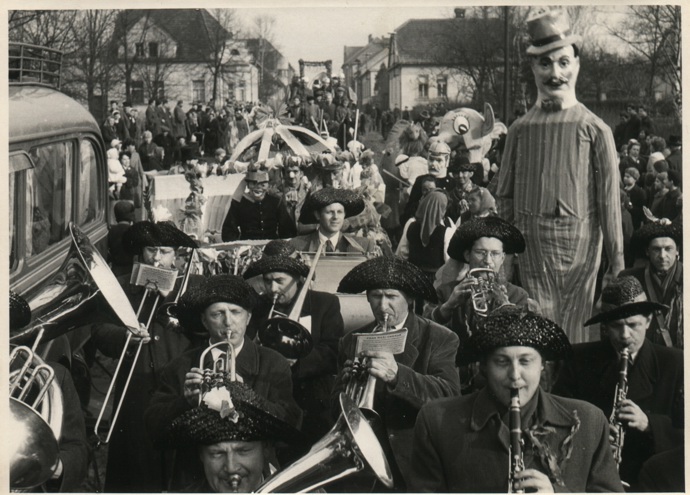 Dobové foto maškarního průvodu v Milevsku
Dobové foto maškarního průvodu v Milevsku