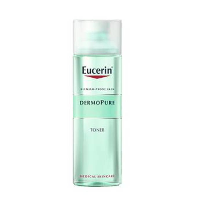EUCERIN DermoPure Čisticí pleťová voda (329 Kč) tonizuje pleť a poskytuje intenzivní čištění T-zóny a dalších problematických partií obličeje. Po aplikaci bude pleť čistší, hladší a jemnější. Pleťová voda obsahuje kyselinu mléčnou, která šetrně uvolňuje póry bez přílišného vysušování pleti.
