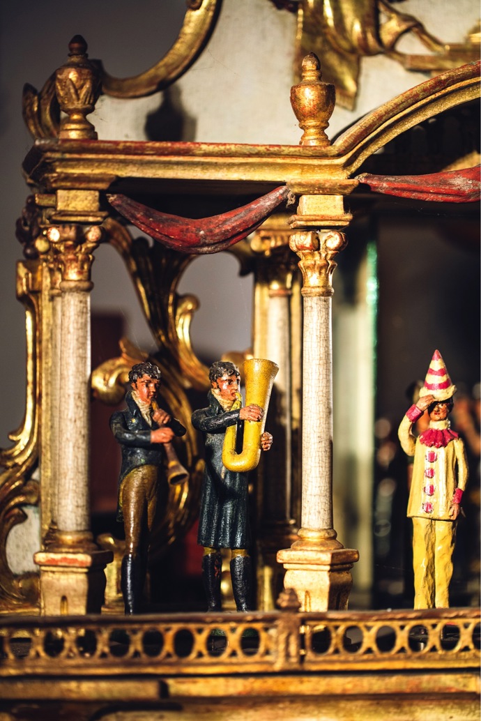 Detail píšťalových hodin s pohyblivými figurkami
Detail píšťalových hodin s pohyblivými figurkami