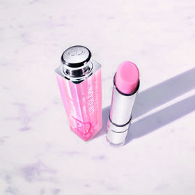 Na maximum

Oslnivý lesk, hydratační složení a pohodlné nošení – lesky Dior Addict Lip Maximizer asi netřeba dlouze představovat. Teď se řada dočkala inovace a slibuje ještě zářivější efekt, a to navíc se složením, které je z 90 % přírodního původu.

Lesk na rty Dior Addict Lip Maximizer, Dior, 1150 Kč
