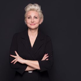Vlasy vyčesané nahoru možná působí stylově, ale vypadáte kvůli nim starší.
