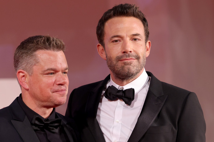 Matt Damon a Ben Affleck
Tito dva se přátelí již od dětství, což znamená, že jejich kamarádství trvá téměř 40 let. Vyrostli v Cambridge ve státě Massachusetts, kde se oba zamilovali do herectví a filmové tvorby. Matt říká, že je to spojilo na celý život. Přestěhovali se spolu i do LA a přiznávají, že na cestě za svými sny měli problém vydělat si na nájem. Bok po boku drželi a drží ovšem, i když dosáhli slávy, což pro ně oba hodně znamená.
Matt Damon a Ben Affleck
Tito dva se přátelí již od dětství, což znamená, že jejich kamarádství trvá téměř 40 let. Vyrostli v Cambridge ve státě Massachusetts, kde se oba zamilovali do herectví a filmové tvorby. Matt říká, že je to spojilo na celý život. Přestěhovali se spolu i do LA a přiznávají, že na cestě za svými sny měli problém vydělat si na nájem. Bok po boku drželi a drží ovšem, i když dosáhli slávy, což pro ně oba hodně znamená.