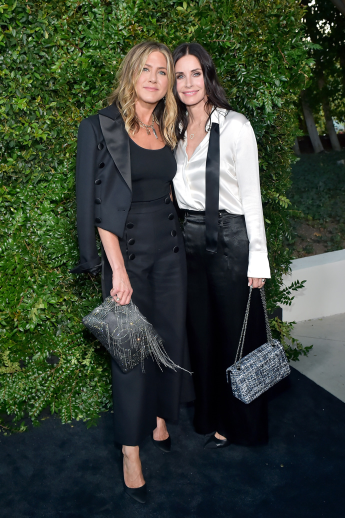 Jennifer Anniston a Courtney Cox
Jennifer Anniston a Courtney Cox se potkaly na natáčení Přátel v roce 1994, kde se sblížily. Jejich dobré přátelství trvá dodnes. Od té doby spolu prošly životními úspěchy i pády. Navzájem si byly družičkami na svatbách a Jennifer je dokonce kmotrou dcery Courtney Coco.
Jennifer Anniston a Courtney Cox
Jennifer Anniston a Courtney Cox se potkaly na natáčení Přátel v roce 1994, kde se sblížily. Jejich dobré přátelství trvá dodnes. Od té doby spolu prošly životními úspěchy i pády. Navzájem si byly družičkami na svatbách a Jennifer je dokonce kmotrou dcery Courtney Coco.