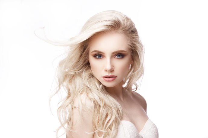 Éterická měsíční blond sluší hlavně jemným jarním barevným typům.
Éterická měsíční blond sluší hlavně jemným jarním barevným typům.