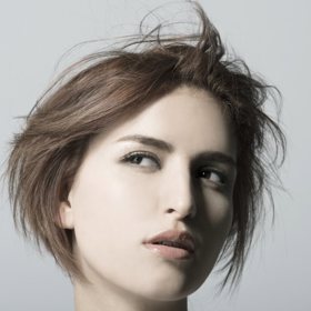 Roky vám ubere střih zvaný "Bixie". Je to jakýsi "hybrid" mezi krátkým chic "Pixie" účesem a elegantním mikádem. Na tomto střihu je nejlepší, že se snadno udržuje, ale zároveň si s účesy můžete vyhrát.
