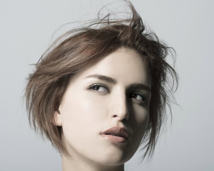 Roky vám ubere střih zvaný "Bixie". Je to jakýsi "hybrid" mezi krátkým chic "Pixie" účesem a elegantním mikádem. Na tomto střihu je nejlepší, že se snadno udržuje, ale zároveň si s účesy můžete vyhrát.
Roky vám ubere střih zvaný "Bixie". Je to jakýsi "hybrid" mezi krátkým chic "Pixie" účesem a elegantním mikádem. Na tomto střihu je nejlepší, že se snadno udržuje, ale zároveň si s účesy můžete vyhrát.