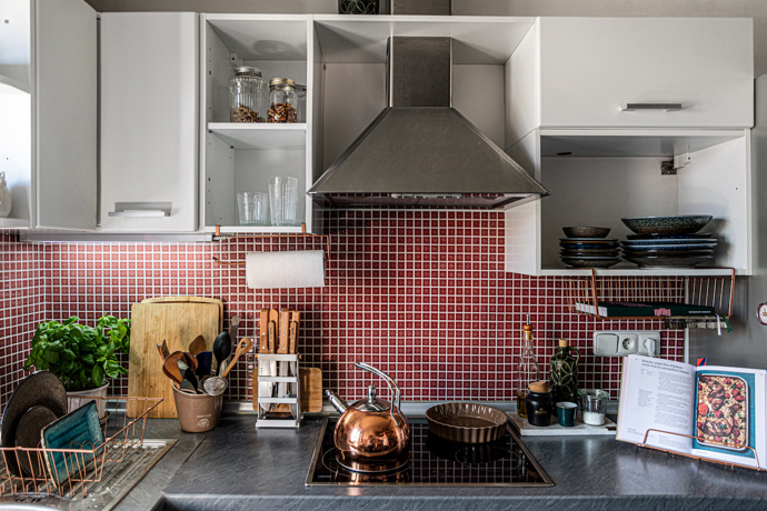 Žižkovský dvoupokojový byt je inspirovaný tzv. mid-century stylem, který byl módní především po druhé světové válce. Šikovně zařízené podkroví je vzdušné, plné krásných dekorací a vkusného designu.

