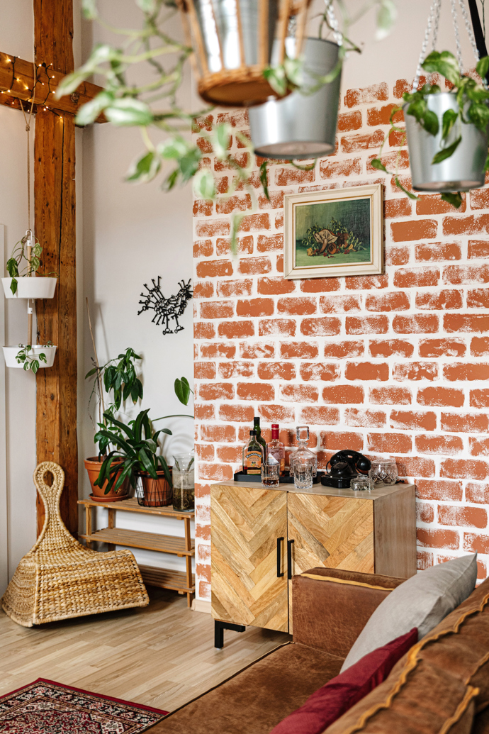 Žižkovský dvoupokojový byt je inspirovaný tzv. mid-century stylem, který byl módní především po druhé světové válce. Šikovně zařízené podkroví je vzdušné, plné krásných dekorací a vkusného designu.
