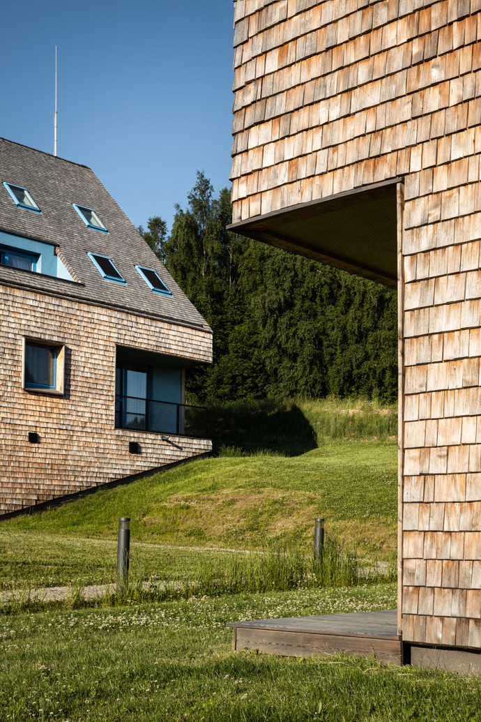 Apartmánové bydlení na úpatí hor Jeseníků v rekreační obci Filipovice je soudobé, přesto odkazuje na tradici a přidává moderní pojetí v interiéru. Stavba byla s ohledem na horské prostředí navržena maximálně soběstačně – jediným dodávaným médiem je elektřina.
Apartmánové bydlení na úpatí hor Jeseníků v rekreační obci Filipovice je soudobé, přesto odkazuje na tradici a přidává moderní pojetí v interiéru. Stavba byla s ohledem na horské prostředí navržena maximálně soběstačně – jediným dodávaným médiem je elektřina.
