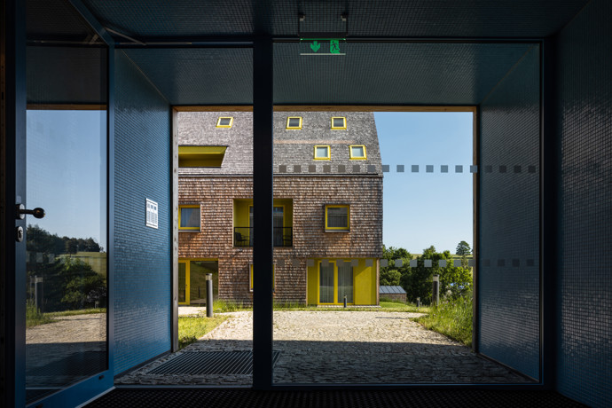 Apartmánové bydlení na úpatí hor Jeseníků v rekreační obci Filipovice je soudobé, přesto odkazuje na tradici a přidává moderní pojetí v interiéru. Stavba byla s ohledem na horské prostředí navržena maximálně soběstačně – jediným dodávaným médiem je elektřina.
Apartmánové bydlení na úpatí hor Jeseníků v rekreační obci Filipovice je soudobé, přesto odkazuje na tradici a přidává moderní pojetí v interiéru. Stavba byla s ohledem na horské prostředí navržena maximálně soběstačně – jediným dodávaným médiem je elektřina.