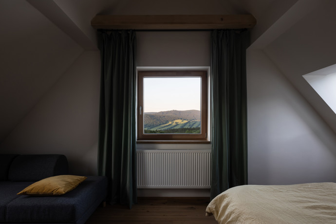 Apartmánové bydlení na úpatí hor Jeseníků v rekreační obci Filipovice je soudobé, přesto odkazuje na tradici a přidává moderní pojetí v interiéru. Stavba byla s ohledem na horské prostředí navržena maximálně soběstačně – jediným dodávaným médiem je elektřina.
Apartmánové bydlení na úpatí hor Jeseníků v rekreační obci Filipovice je soudobé, přesto odkazuje na tradici a přidává moderní pojetí v interiéru. Stavba byla s ohledem na horské prostředí navržena maximálně soběstačně – jediným dodávaným médiem je elektřina.