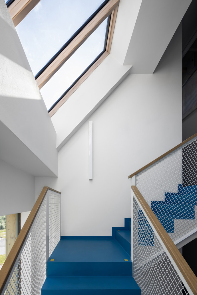 Apartmánové bydlení na úpatí hor Jeseníků v rekreační obci Filipovice je soudobé, přesto odkazuje na tradici a přidává moderní pojetí v interiéru. Stavba byla s ohledem na horské prostředí navržena maximálně soběstačně – jediným dodávaným médiem je elektřina.
Apartmánové bydlení na úpatí hor Jeseníků v rekreační obci Filipovice je soudobé, přesto odkazuje na tradici a přidává moderní pojetí v interiéru. Stavba byla s ohledem na horské prostředí navržena maximálně soběstačně – jediným dodávaným médiem je elektřina.