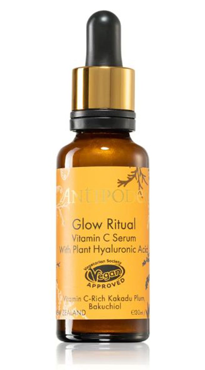 Glow Ritual Vitamin C Serum (Antipodes, 1113 Kč) je rozjasňující sérum proti prvním známkám stárnutí pleti. Aplikujte je na vyčištěnou pleť ještě před použitím krému. 
