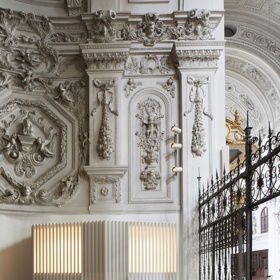 Jeden z nejvýznamnějších mnichovských kostelů dostal nové zpovědnice. Jezuitský kostel svatého Michaela postavený koncem 16. století se nově chlubí moderní architekturou, která je kontrapunktem k okolnímu velkolepému baroku.
Jeden z nejvýznamnějších mnichovských kostelů dostal nové zpovědnice. Jezuitský kostel svatého Michaela postavený koncem 16. století se nově chlubí moderní architekturou, která je kontrapunktem k okolnímu velkolepému baroku.