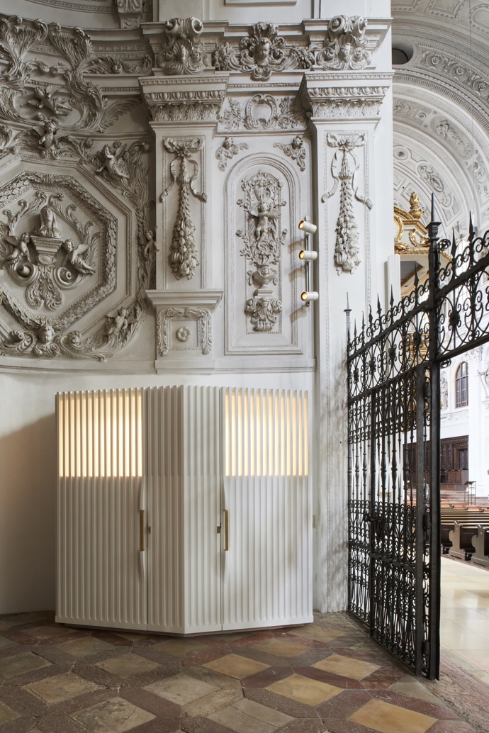 Jeden z nejvýznamnějších mnichovských kostelů dostal nové zpovědnice. Jezuitský kostel svatého Michaela postavený koncem 16. století se nově chlubí moderní architekturou, která je kontrapunktem k okolnímu velkolepému baroku.

