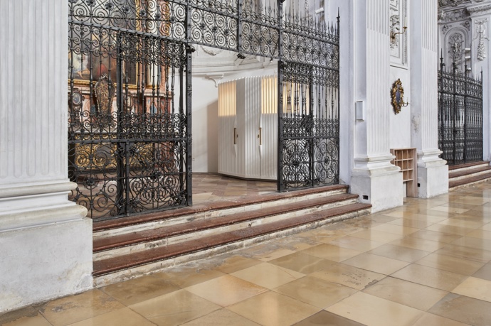 Jeden z nejvýznamnějších mnichovských kostelů dostal nové zpovědnice. Jezuitský kostel svatého Michaela postavený koncem 16. století se nově chlubí moderní architekturou, která je kontrapunktem k okolnímu velkolepému baroku.
