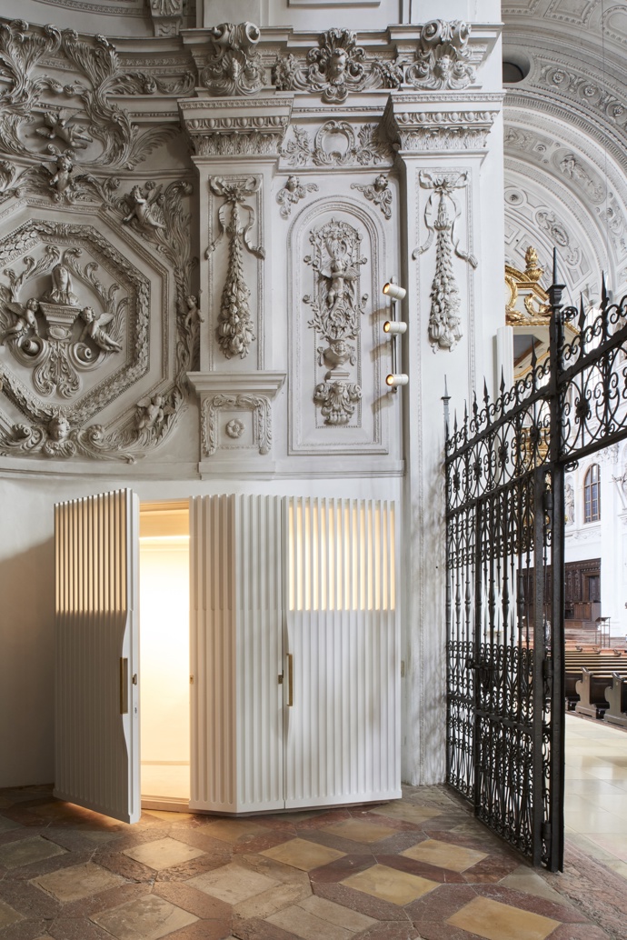 Jeden z nejvýznamnějších mnichovských kostelů dostal nové zpovědnice. Jezuitský kostel svatého Michaela postavený koncem 16. století se nově chlubí moderní architekturou, která je kontrapunktem k okolnímu velkolepému baroku.
