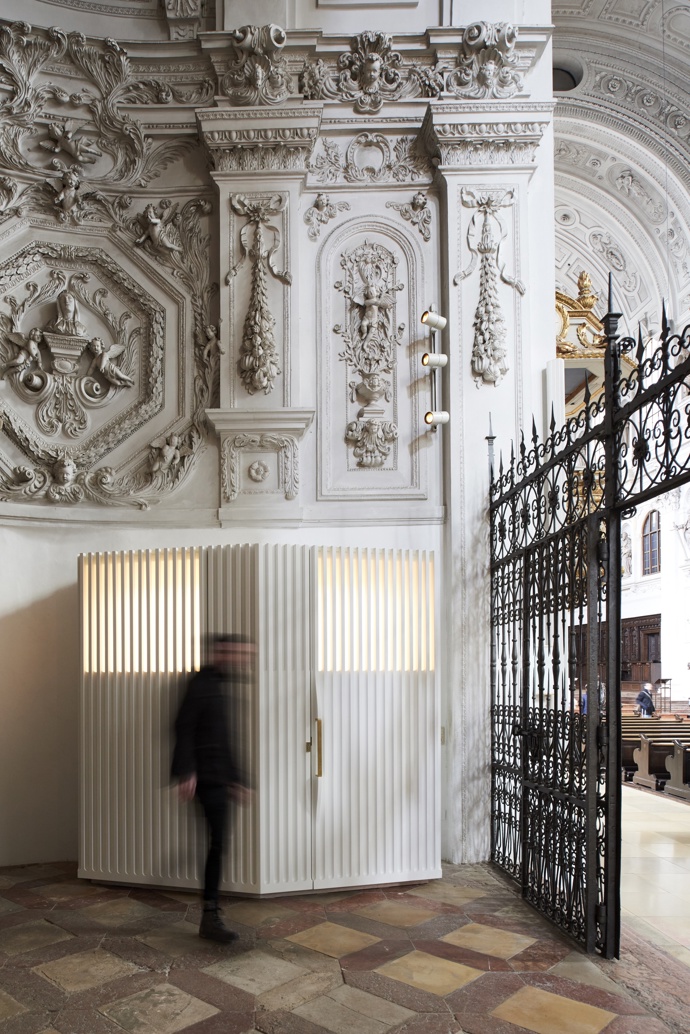 Jeden z nejvýznamnějších mnichovských kostelů dostal nové zpovědnice. Jezuitský kostel svatého Michaela postavený koncem 16. století se nově chlubí moderní architekturou, která je kontrapunktem k okolnímu velkolepému baroku.
