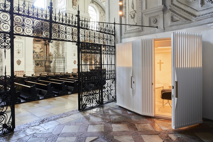 Jeden z nejvýznamnějších mnichovských kostelů dostal nové zpovědnice. Jezuitský kostel svatého Michaela postavený koncem 16. století se nově chlubí moderní architekturou, která je kontrapunktem k okolnímu velkolepému baroku.
