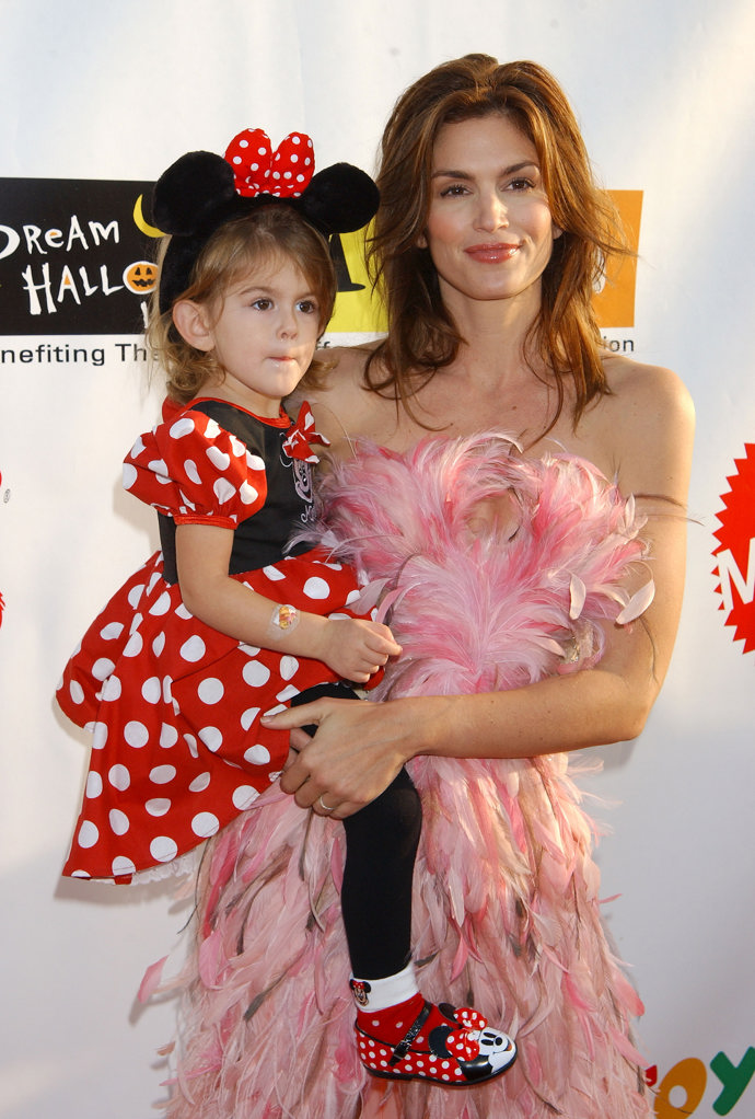 Cindy Crawford s dcerou Kaiou v roce 2003.
