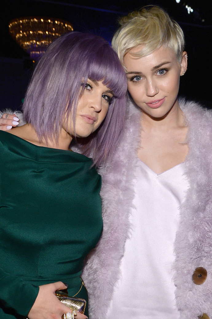 Kelly Osbourne a Miley Cyrus
Dcery hudebního průmyslu se sblížily na natáčení filmu Kočka v roce 2012. Od té doby jsou nerozlučné. Osbourne v rozhovoru pro The Huffington Post řekla, že je na Miley hrdá, ať se děje cokoliv.
Kelly Osbourne a Miley Cyrus
Dcery hudebního průmyslu se sblížily na natáčení filmu Kočka v roce 2012. Od té doby jsou nerozlučné. Osbourne v rozhovoru pro The Huffington Post řekla, že je na Miley hrdá, ať se děje cokoliv.