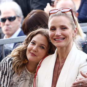 Drew Barrymore a Cameron Diaz

Cameron Diaz byla začínající modelkou, když se poprvé setkala s Drew Barrymore během své práce v kavárně. Staly se nejlepšími kamarádkami a pak si spolu zahrály ve snímku Charlieho andílci. Od té doby jsou nerozlučné.
