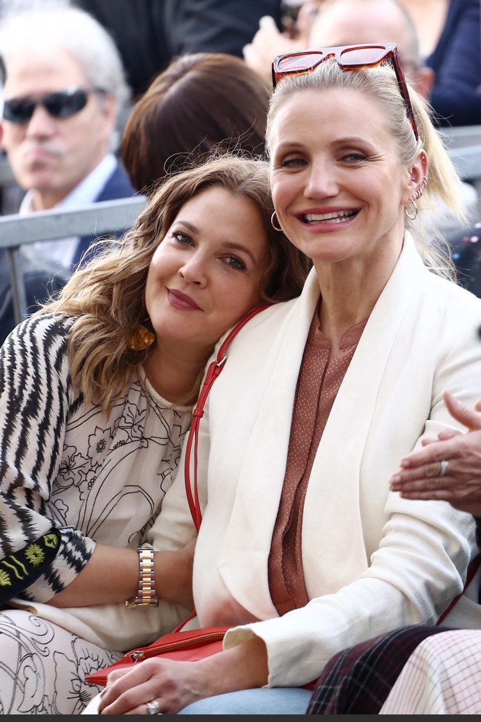 Drew Barrymore a Cameron Diaz
Cameron Diaz byla začínající modelkou, když se poprvé setkala s Drew Barrymore během své práce v kavárně. Staly se nejlepšími kamarádkami a pak si spolu zahrály ve snímku Charlieho andílci. Od té doby jsou nerozlučné.
Drew Barrymore a Cameron Diaz
Cameron Diaz byla začínající modelkou, když se poprvé setkala s Drew Barrymore během své práce v kavárně. Staly se nejlepšími kamarádkami a pak si spolu zahrály ve snímku Charlieho andílci. Od té doby jsou nerozlučné.