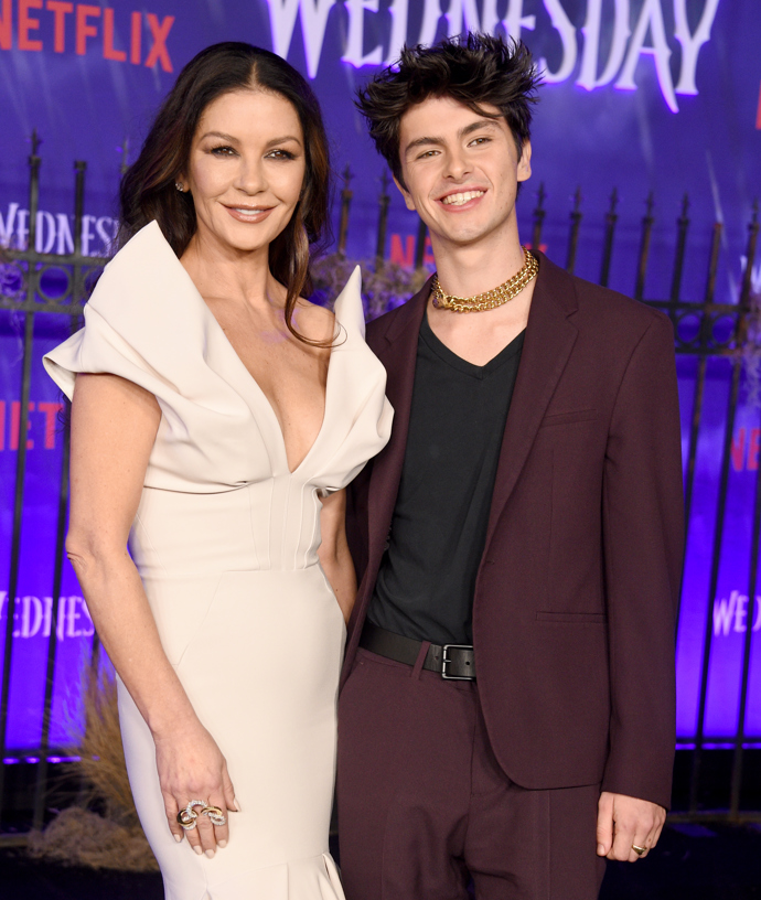 Dylan Douglas (22) s matkou na premiéře Wednesday.
