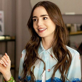 Emily v Paříži
Těsně před Vánocemi vyšla na Netflixu třetí série Emily v Paříži. V ní se vrací tato extravagantně oblékaná Američanka, která pokračuje ve svém příběhu o tom, jak žije ve „městě lásky“ i o tom, jak se v milostném životě daří jí samotné.
Emily v Paříži
Těsně před Vánocemi vyšla na Netflixu třetí série Emily v Paříži. V ní se vrací tato extravagantně oblékaná Američanka, která pokračuje ve svém příběhu o tom, jak žije ve „městě lásky“ i o tom, jak se v milostném životě daří jí samotné.