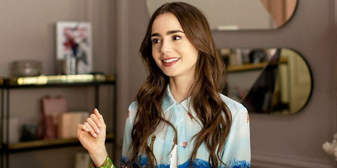 Emily v Paříži

Těsně před Vánocemi vyšla na Netflixu třetí série Emily v Paříži. V ní se vrací tato extravagantně oblékaná Američanka, která pokračuje ve svém příběhu o tom, jak žije ve „městě lásky“ i o tom, jak se v milostném životě daří jí samotné.
