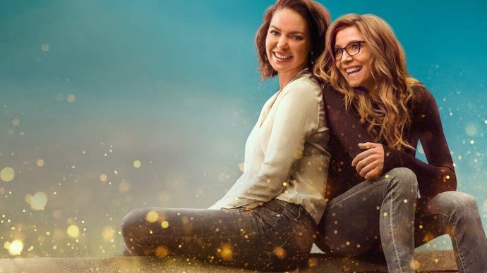 Cesta svatojánských mušek

Začátkem prosince vyšla na Netflixu první část druhé série Firefly Lane vyprávějící o dvou kamarádkách z dětství. V dospělosti se každá vydala trochu jinou cestou – z jedné se stala slavná moderátorka, z druhé matka na plný úvazek. Stále ovšem zůstávají nejlepšími kamarádkami. I když se někdy hádají. Po jejich neshodě na konci první série právě zde ta druhá navazuje. Její další část vyjde v červnu.
