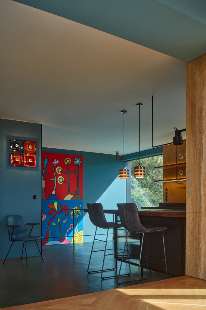 Řadový terasový dům ze 70' na pražských Hřebenkách prošel kompletní rekonstrukcí, která trvala dlouhé čtyři roky a lehce se propsala i do exteriéru. Není divu, že právě do této stavby zasazené do romantické zahrady s úžasným výhledem na Prahu se úspěšný filmový režisér Jan Hřebejk s jeho rodinou doslova zamilovali.
Řadový terasový dům ze 70' na pražských Hřebenkách prošel kompletní rekonstrukcí, která trvala dlouhé čtyři roky a lehce se propsala i do exteriéru. Není divu, že právě do této stavby zasazené do romantické zahrady s úžasným výhledem na Prahu se úspěšný filmový režisér Jan Hřebejk s jeho rodinou doslova zamilovali.