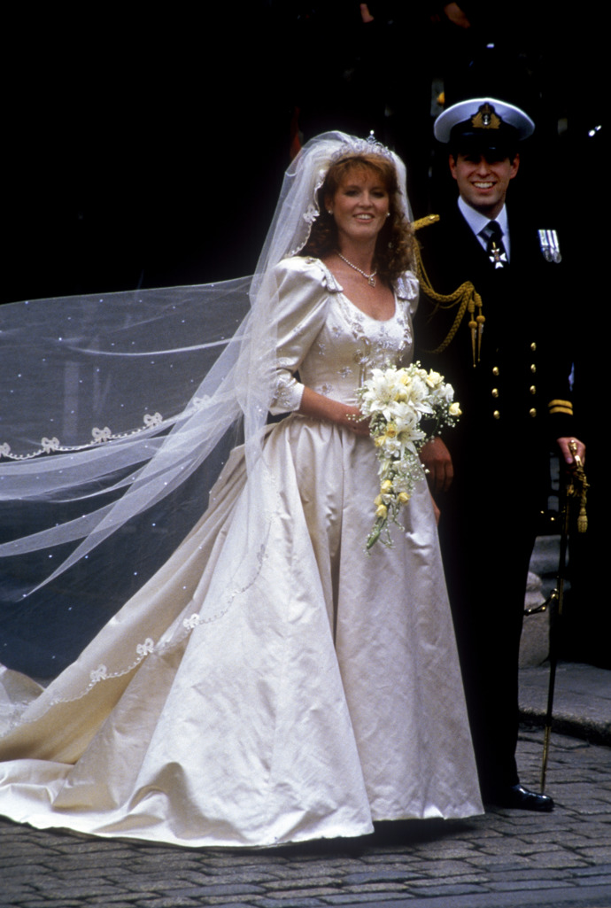 Princ Andrew a Sarah Ferguson 

Princ Andrew krátce po svých šestadvacátých narozeninách poklekl před Sarah Ferguson a požádal ji o ruku. Svatba se konala za čtyři měsíce, a to v londýnském Westminsterském opatství. Novomanželé následně vyrazili na letiště Heathrow, kde na ně čekalo královské letadlo. Nutno podotknout, že na něm nechyběl ani klasický nápis „Just Married“. První část líbánek si pár užil na Azorských ostrovech, následně se novomanželé nalodili na jachtu Britannia, na jejíž palubě strávili pět dnů.
