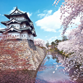 Japonsko

Dlouhé dva roky bylo kvůli pandemii turistům uzavřené také Japonsko. Letos v létě dalo turistickým cestám opět zelenou. A návštěva se rozhodně vyplatí. V zemi můžete obdivovat kulturu i přírodu, prastaré se tu krásně mísí se super moderním. Loni tu navíc proběhly olympijské hry, díky nimž vyrostla nejen v Tokiu řada nových hotelů, kaváren a restaurací. 

Turistům hraje do karet i inflace. Ta se na evropské poměry v Japonsku stále pohybuje celkem nízko, díky čemuž Japonská centrální banka dlouho držela ceny nízko. Nyní už sice opět rostou, ale jen pozvolna. Za poslední rok zároveň ztratila japonská měna vůči dolaru více než dvacet procent své hodnoty. Směnné kurzy jsou tedy celkem příjemné. Japonsko je proto teď turistům dostupné jako už dlouho ne.
