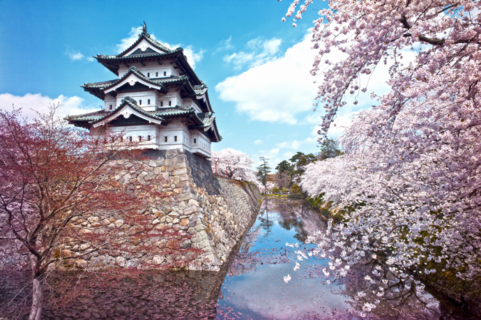 Japonsko
Dlouhé dva roky bylo kvůli pandemii turistům uzavřené také Japonsko. Letos v létě dalo turistickým cestám opět zelenou. A návštěva se rozhodně vyplatí. V zemi můžete obdivovat kulturu i přírodu, prastaré se tu krásně mísí se super moderním. Loni tu navíc proběhly olympijské hry, díky nimž vyrostla nejen v Tokiu řada nových hotelů, kaváren a restaurací.
Turistům hraje do karet i inflace. Ta se na evropské poměry v Japonsku stále pohybuje celkem nízko, díky čemuž Japonská centrální banka dlouho držela ceny nízko. Nyní už sice opět rostou, ale jen pozvolna. Za poslední rok zároveň ztratila japonská měna vůči dolaru více než dvacet procent své hodnoty. Směnné kurzy jsou tedy celkem příjemné. Japonsko je proto teď turistům dostupné jako už dlouho ne.
Japonsko
Dlouhé dva roky bylo kvůli pandemii turistům uzavřené také Japonsko. Letos v létě dalo turistickým cestám opět zelenou. A návštěva se rozhodně vyplatí. V zemi můžete obdivovat kulturu i přírodu, prastaré se tu krásně mísí se super moderním. Loni tu navíc proběhly olympijské hry, díky nimž vyrostla nejen v Tokiu řada nových hotelů, kaváren a restaurací.
Turistům hraje do karet i inflace. Ta se na evropské poměry v Japonsku stále pohybuje celkem nízko, díky čemuž Japonská centrální banka dlouho držela ceny nízko. Nyní už sice opět rostou, ale jen pozvolna. Za poslední rok zároveň ztratila japonská měna vůči dolaru více než dvacet procent své hodnoty. Směnné kurzy jsou tedy celkem příjemné. Japonsko je proto teď turistům dostupné jako už dlouho ne.