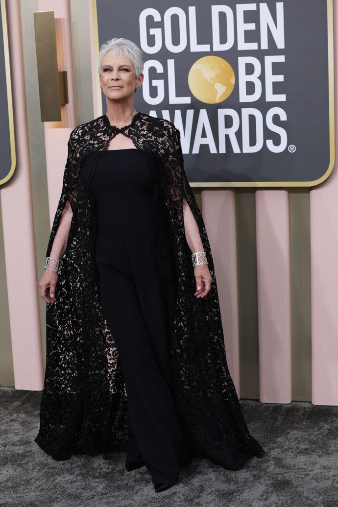Jamie Lee Curtis neoblékla šaty, nýbrž černý overal, který doplnila o krajkovaný plášť Valentino.
