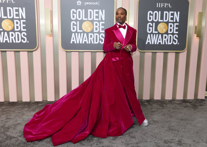 Billy Porter překvapil ve smokingových šatech od Christiana Siriana.
