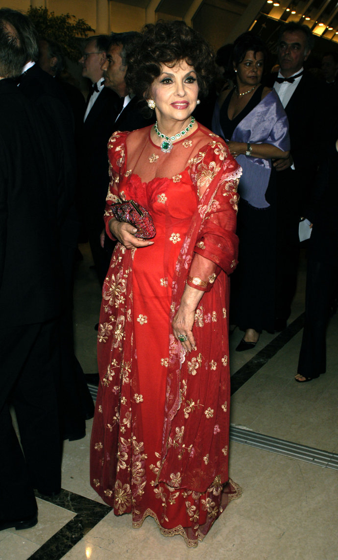 Gina Lollobrigida během filmového festivalu v Cannes v roce 2003. 
