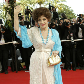 Další model, který Gina Lollobrigida oblékla v Cannes. V tomto případě zvolila kombinaci krémově bílých šatů a světle modrých doplňků.
Další model, který Gina Lollobrigida oblékla v Cannes. V tomto případě zvolila kombinaci krémově bílých šatů a světle modrých doplňků.