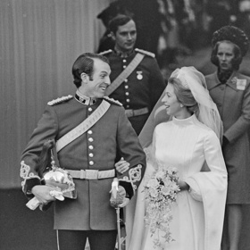 Princezna Anne a Mark Phillips

Jediná dcera královny Alžběty II. a prince Filipa, princezna Anne, se ve Westminsterském opatství v roce 1973 provdala za Marka Phillipse, poručíka 1. královské dragounské stráže. Princezna Anne se při plánování líbánek nechala inspirovat svou tetou, a rozhodla se, že také využije královskou jachtu Britannii. Na programu tedy nechyběla návštěva karibských ostrovů v čele s Barbadosem.
