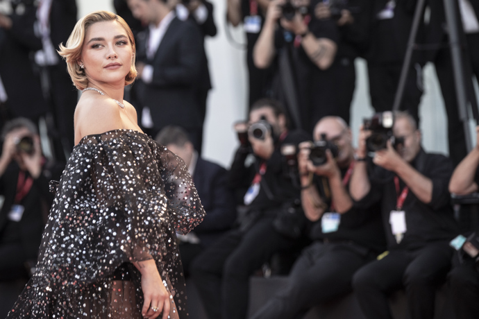 K srdcovému tvaru obličeje, které má například Florence Pugh, jde rovněž bob
K srdcovému tvaru obličeje, které má například Florence Pugh, jde rovněž bob