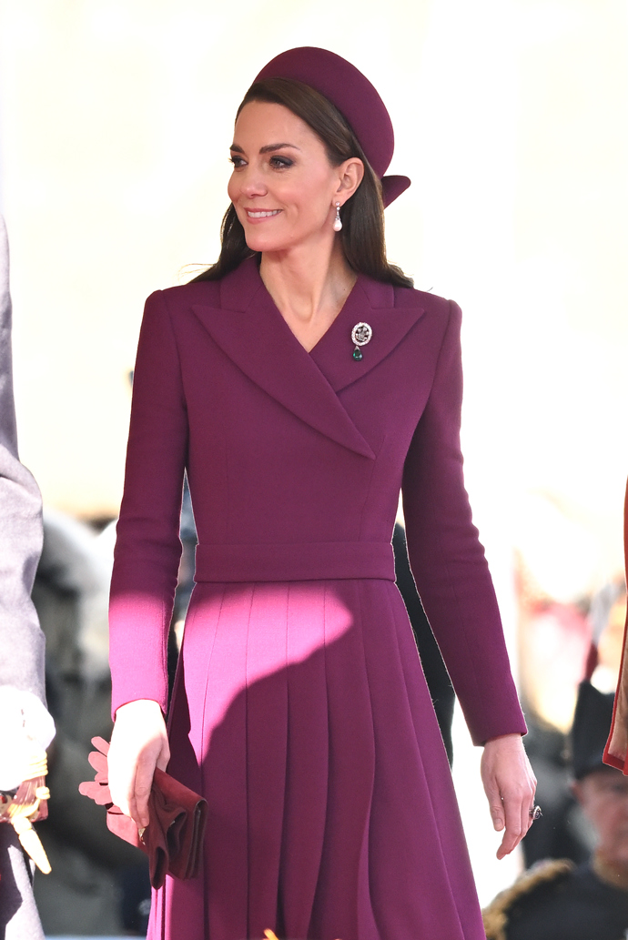 Dokonale padnoucí a elegantní oblečení definuje styl princezny Kate, kterou se může každá z nás inspirovat.
Dokonale padnoucí a elegantní oblečení definuje styl princezny Kate, kterou se může každá z nás inspirovat.