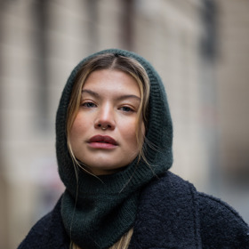 Sophia Geiss vsadila na tmavě zelenou balaclavu. 
