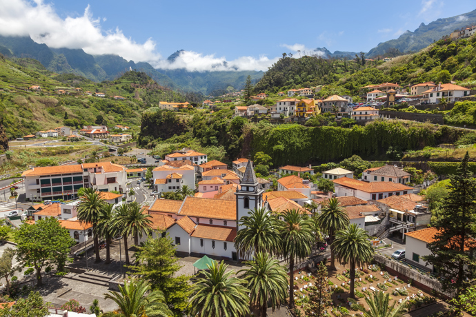 Madeira
Ostrov Madeira sice patří pod Portugalsko, ovšem polohou má blíže k Africe. Říká se mu Ostrov věčného jara, a proto sem můžete vyrazit celoročně a vždy tu bude stejně krásně – příjemně teplo, i když nikdy ne tropická horka. Madeira si proto vyloženě říká o to, aby ji člověk procestoval, nebo ještě lépe prochodil. Místní treky a výhledy patří k těm nejkrásnějším na světě.
„Zájem o Madeiru už v letošním roce raketově vystřelil. Přesně totiž splňuje rostoucí poptávku po destinacích, které nabízejí nejen odpočinek, ale i aktivní dovolenou, krásnou přírodu, a zároveň jsou snadno dostupné. Vzrostl také počet letů, které sem míří přímo z Prahy,“ vysvětluje Jiřina Ekrt Jirušková, proč tento ostrov bude vyhledávat čím dál více cestovatelů.
Vaše madeirské cestování pravděpodobně začne v hlavním městě Funchalu, z něhož se pak můžete vydat třeba do menších rybářských vesniček a přístavů, například v Porto Moniz se vykoupete v jedinečných skalních jezírcích. Za výšlap stojí druhá nejvyšší hora ostrova Pico do Arieiro, odkud se otevírá úchvatný výhled na nejvyšší Pico Ruivo a okolní horské masivy a údolí. Velmi oblíbená je také vyhlídka Eira do Serrado, odkud nahlédnete do slavného hlubokého Údolí jeptišek.
Madeira
Ostrov Madeira sice patří pod Portugalsko, ovšem polohou má blíže k Africe. Říká se mu Ostrov věčného jara, a proto sem můžete vyrazit celoročně a vždy tu bude stejně krásně – příjemně teplo, i když nikdy ne tropická horka. Madeira si proto vyloženě říká o to, aby ji člověk procestoval, nebo ještě lépe prochodil. Místní treky a výhledy patří k těm nejkrásnějším na světě.
„Zájem o Madeiru už v letošním roce raketově vystřelil. Přesně totiž splňuje rostoucí poptávku po destinacích, které nabízejí nejen odpočinek, ale i aktivní dovolenou, krásnou přírodu, a zároveň jsou snadno dostupné. Vzrostl také počet letů, které sem míří přímo z Prahy,“ vysvětluje Jiřina Ekrt Jirušková, proč tento ostrov bude vyhledávat čím dál více cestovatelů.
Vaše madeirské cestování pravděpodobně začne v hlavním městě Funchalu, z něhož se pak můžete vydat třeba do menších rybářských vesniček a přístavů, například v Porto Moniz se vykoupete v jedinečných skalních jezírcích. Za výšlap stojí druhá nejvyšší hora ostrova Pico do Arieiro, odkud se otevírá úchvatný výhled na nejvyšší Pico Ruivo a okolní horské masivy a údolí. Velmi oblíbená je také vyhlídka Eira do Serrado, odkud nahlédnete do slavného hlubokého Údolí jeptišek.