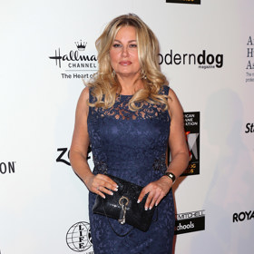 Modrá je dobrá! To moc dobře ví i Jennifer Coolidge.
