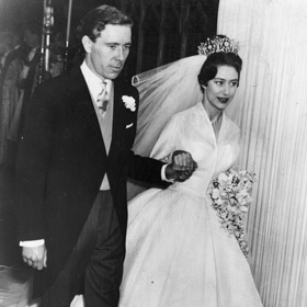 Princezna Margaret a lord Snowdon

Princezna Margaret a Antony Armstrong-Jones byli prvním královským párem, jehož svatba byla živě vysílána v televizi. Po svatbě, kterou v květnu 1960 vidělo skrze televizní obrazovku 20 milionů diváků, vyrazila Margaret s Antonym do přístavu. Právě tam na ně čekala královská jachta Britannia, která novomanžele dopravila do ráje. Konkrétně loď zakotvila u karibských ostrovů Trinidad a Tobago či Antigua. Dohromady jejich líbánky trvaly záviděníhodných šest týdnů.
