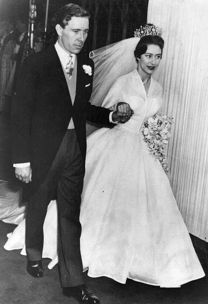 Princezna Margaret a lord Snowdon

Princezna Margaret a Antony Armstrong-Jones byli prvním královským párem, jehož svatba byla živě vysílána v televizi. Po svatbě, kterou v květnu 1960 vidělo skrze televizní obrazovku 20 milionů diváků, vyrazila Margaret s Antonym do přístavu. Právě tam na ně čekala královská jachta Britannia, která novomanžele dopravila do ráje. Konkrétně loď zakotvila u karibských ostrovů Trinidad a Tobago či Antigua. Dohromady jejich líbánky trvaly záviděníhodných šest týdnů.
