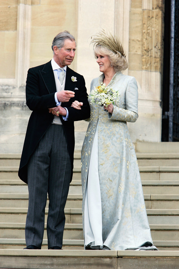 Princ Charles a Camilla Parker Bowles

Druhá svatba prince Charlese se konala na radnici ve Windsoru. Po civilním obřadu následoval ceremoniál v kapli svatého Jiří na hradě Windsor, kde novomanželé museli odříkat kajícnou modlitbu rozvedených dvojic. Už během svatebního večera odletěl Charles s Camillou do Skotska, kde začaly jejich líbánky. Po několikadenním pobytu v Birkhallu se novomanželé vydali na plavbu lodí The Alexander, která křižovala řecké ostrovy.
