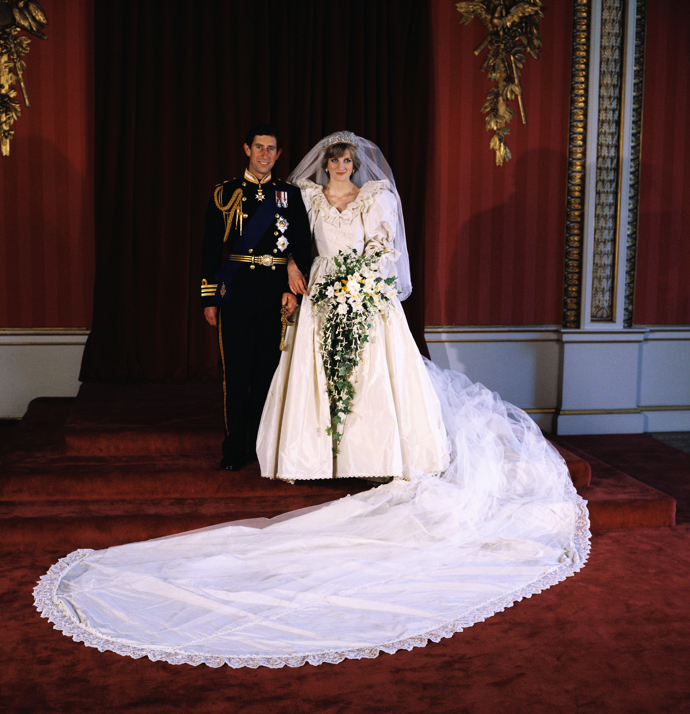 Princ Charles a princezna Diana

Doslova pohádkové líbánky zažil princ Charles s princeznou Dianou. Pár si na svou svatební cestu vyhradil celé tři měsíce, během kterých navštívil hned několik míst světa. Charles a Diana své líbánky zahájili v Hampshire, a následně odcestovali na Gibraltar, odkud se na jachtě Britannia vydali po Středozemním moři. Závěr líbánek strávili v přítomnosti královny Alžběty II., a to v Balmoar Estate ve Skotsku.
